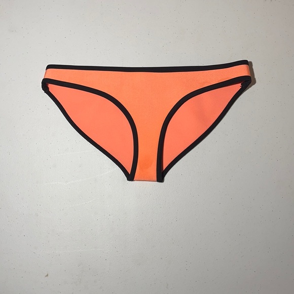 NWOT. Triangle. Bikini bottoms. - Picture 1 of 2
